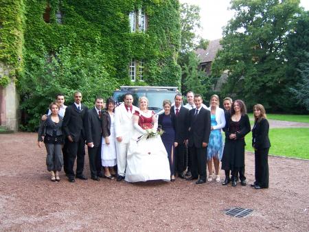 Petite photo de groupe des mariés avec les potes